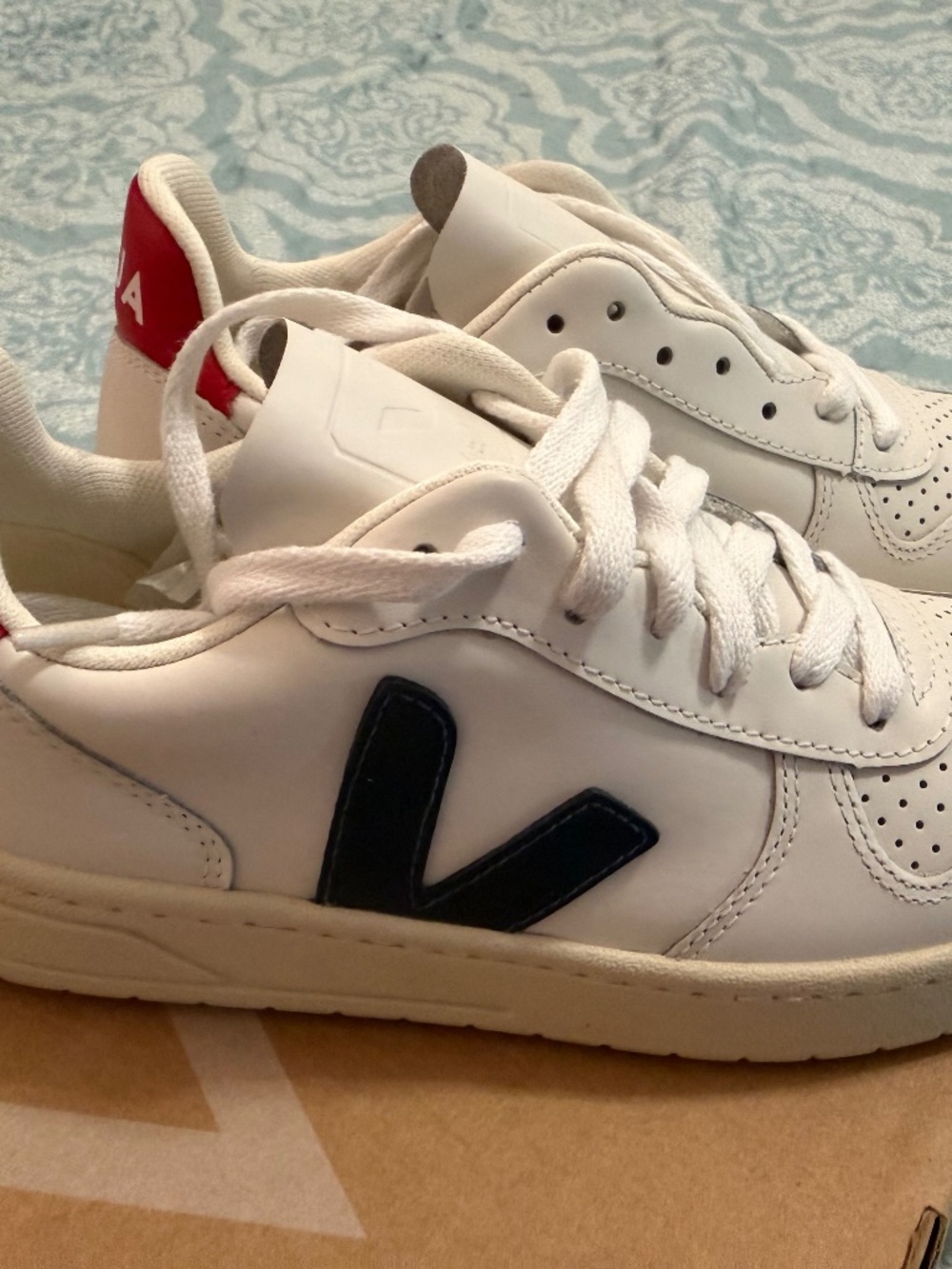 Veja V-10 Leather Extra White-Nautico-Pekin size 5 Never Worn
